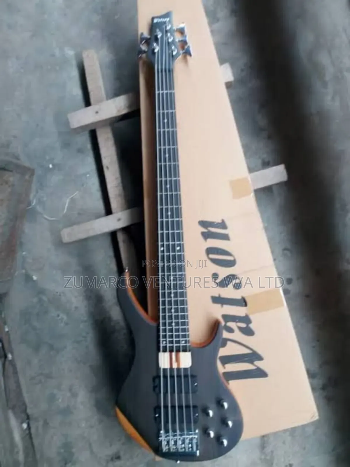 Professional Active Bass Guitar 5strings .