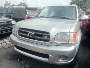 Toyota Sequoia 2004 Silver