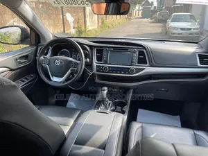 Toyota Highlander XLE 2019 Burgundy