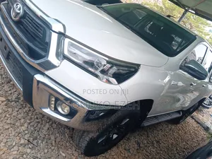 Toyota Hilux 2022 White