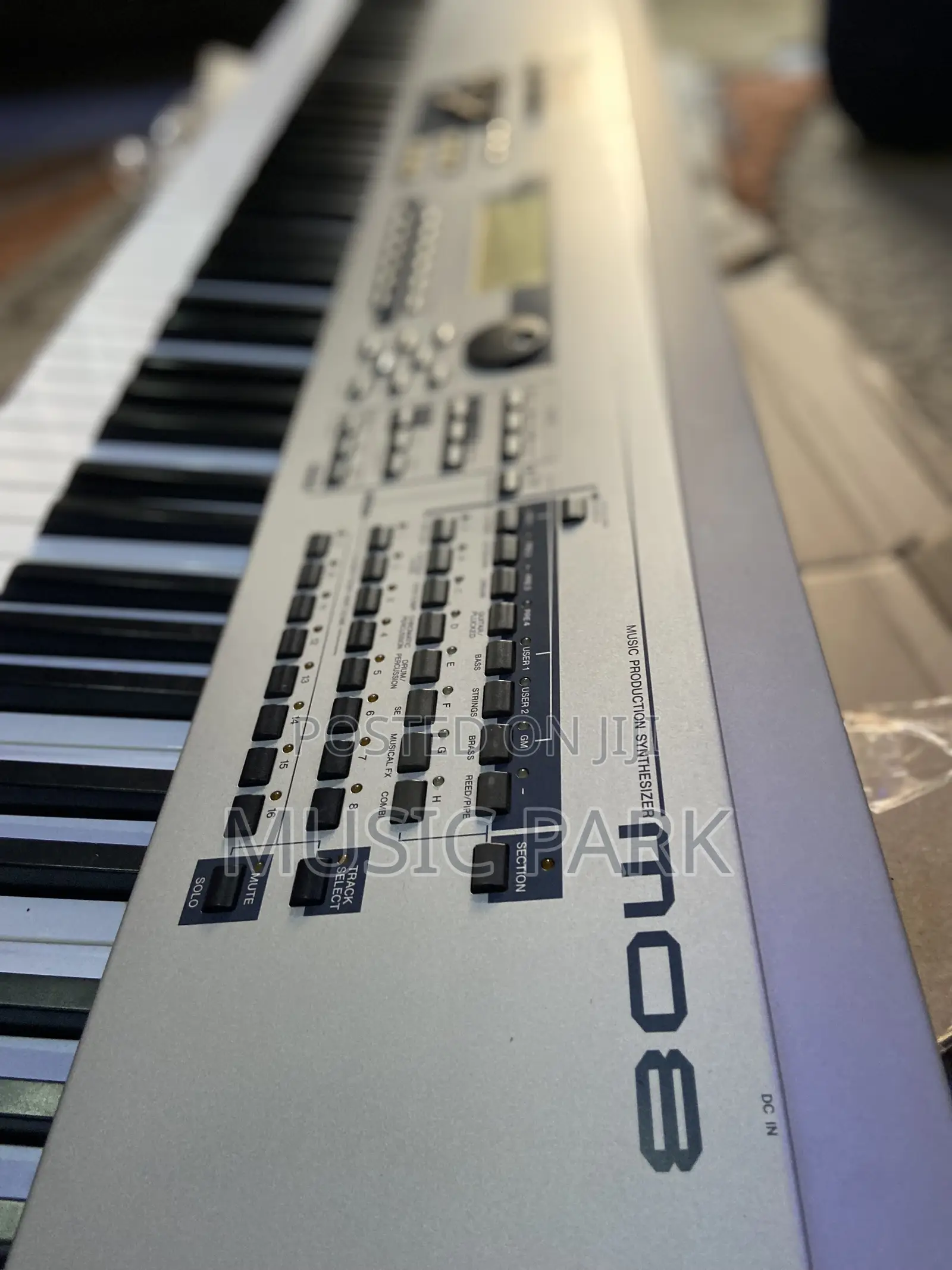 Yamaha Mo8 Keyboard Synthesizer