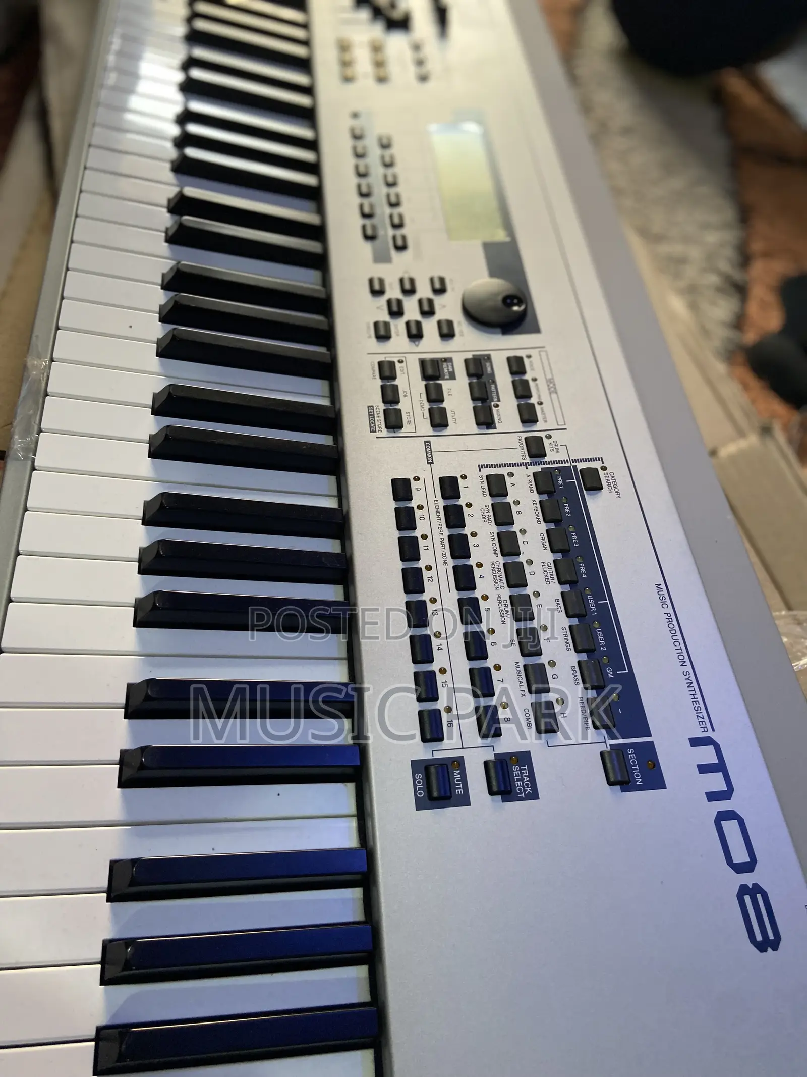 Yamaha Mo8 Keyboard Synthesizer