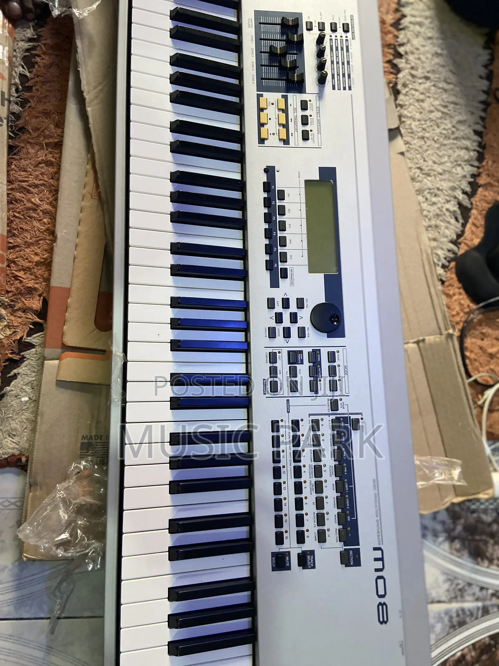 Yamaha Mo8 Keyboard Synthesizer