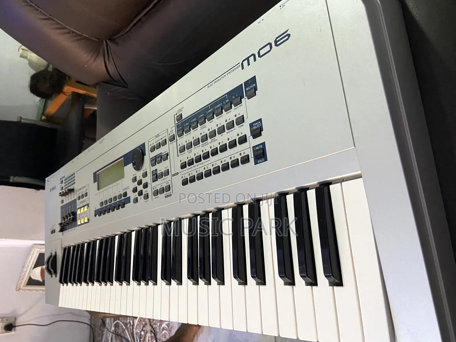 Yamaha MO6 Keyboard Synthesizer