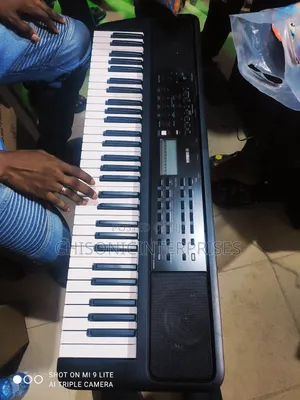 Yamaha PSR E383