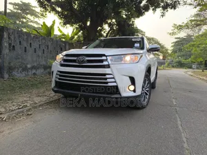 Toyota Highlander XLE 4x4 V6 (3.5L 6cyl 8A) 2017 White