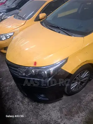 Photo - Toyota Corolla 2015 Yellow