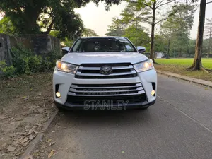 Toyota Highlander XLE 4x4 V6 (3.5L 6cyl 8A) 2017 Silver