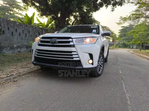 Toyota Highlander XLE 4x4 V6 (3.5L 6cyl 8A) 2017 Silver