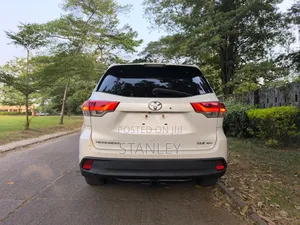 Toyota Highlander XLE 4x4 V6 (3.5L 6cyl 8A) 2017 Silver