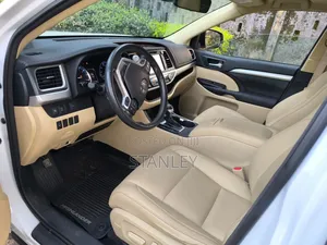 Toyota Highlander XLE 4x4 V6 (3.5L 6cyl 8A) 2017 Silver