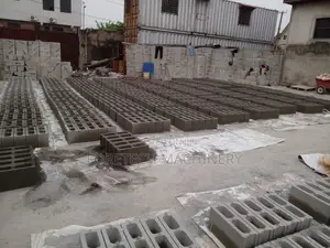 Ft200 Mobile Concrete Block Machine. (3000 Blocks Daily))