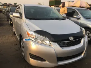 Toyota Matrix L Hatchback FWD (1.8L 4cyl 5M) 2012 Silver