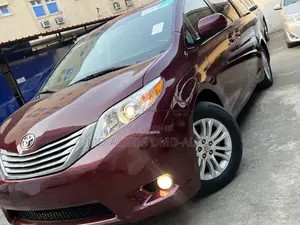 Toyota Sienna 2015 Red