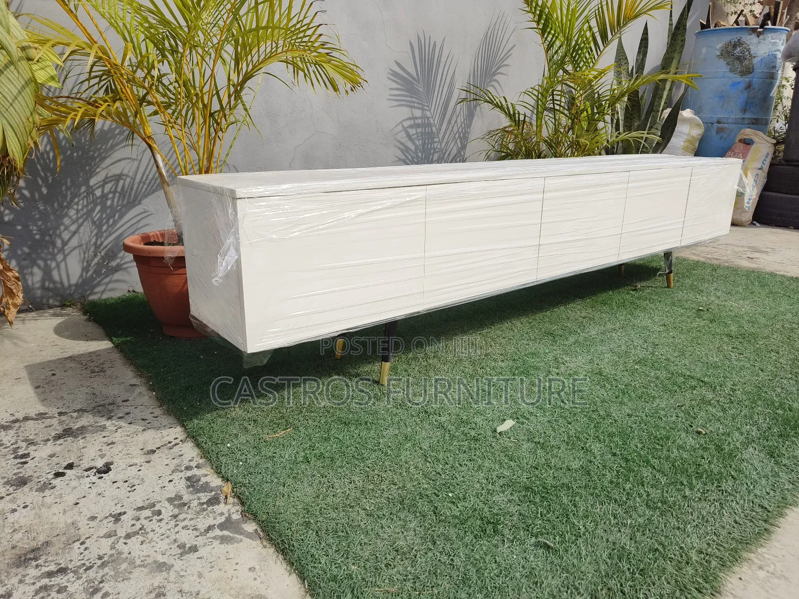TV Console +()