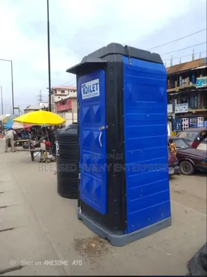 Mobile Toilet With Water Tank Roof