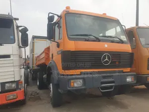 1820 Mercedez Benz Tipper