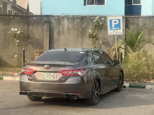 Toyota Camry SE (2.5L 4cyl 8A) 2019 Gray