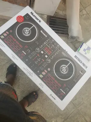 Numark Mixtrack PRO FX