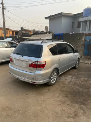 Toyota Avensis Verso 2.0 Petrol 2004 Silver
