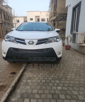 Toyota RAV4 XLE 4dr SUV (2.5L 4cyl 6A) 2014 White