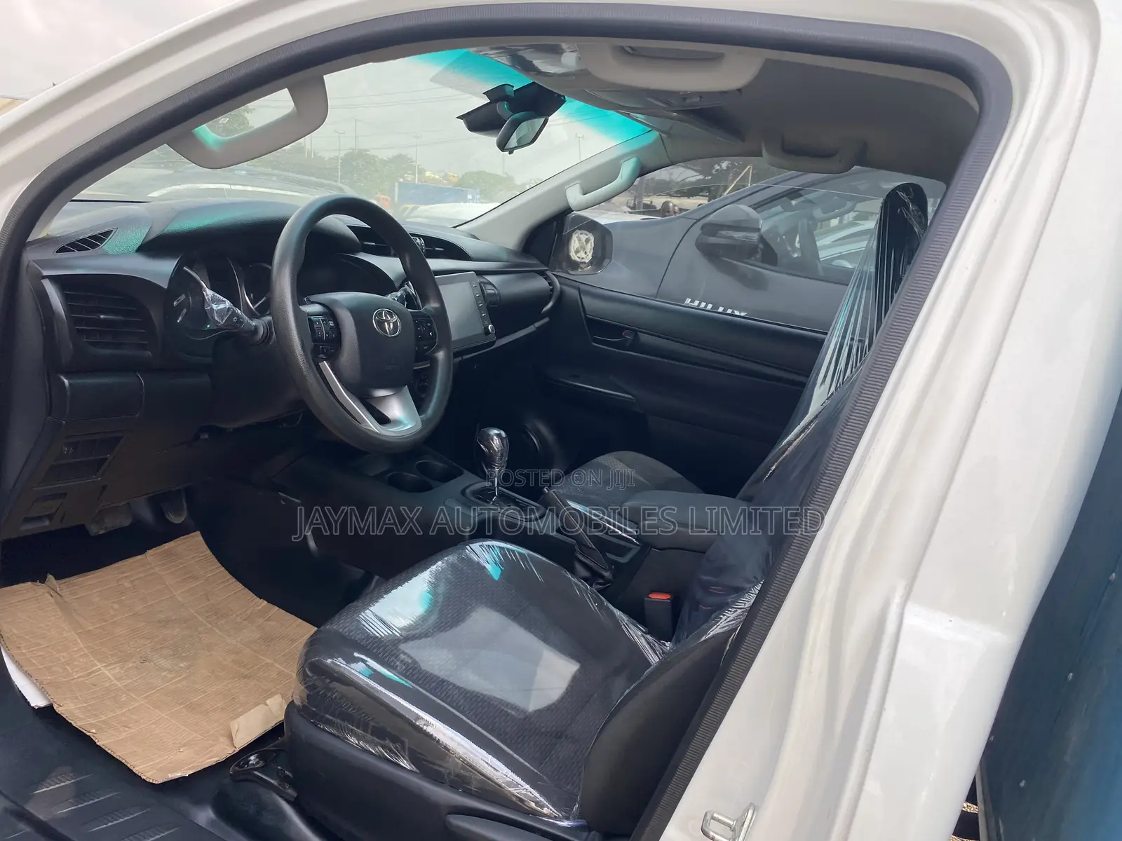 Toyota Hilux 2022 White