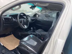 Toyota Hilux 2022 White