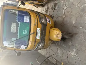 Photo - TVS King Cargo 2019 Yellow