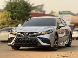 Toyota Camry SE 2023 Silver