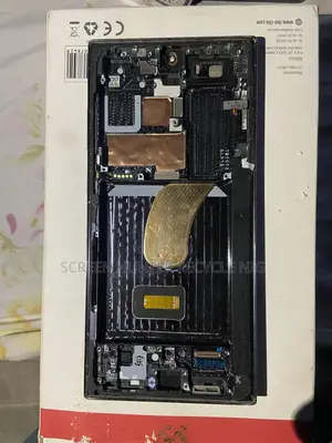 Photo - Samsung 23 Ultra Minor Crack Screen