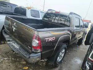 Toyota Tacoma Double Cab V6 2011 Brown