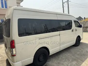 Toyota HiAce 2018 White