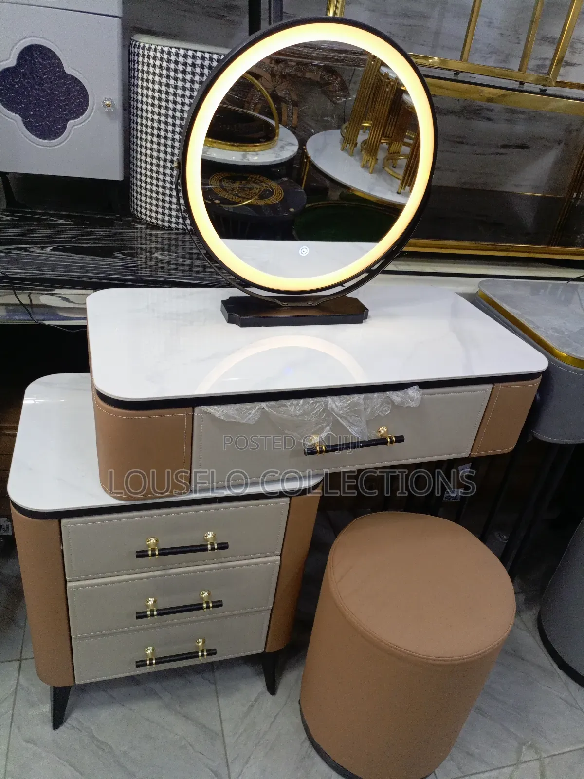 Quality Bedroom Dressing Set Wit Mirror Light