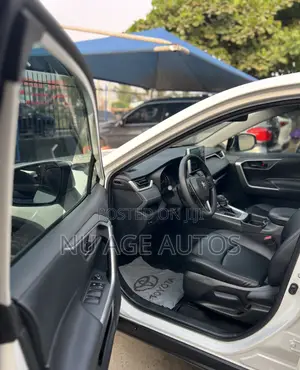 Toyota RAV4 XLE 2021 White