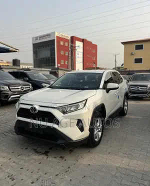 Toyota RAV4 XLE 2021 White