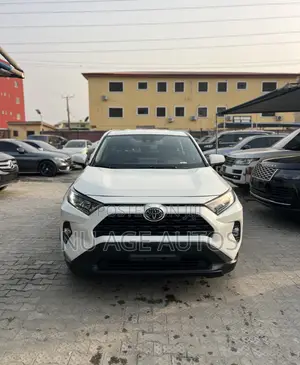 Toyota RAV4 XLE 2021 White