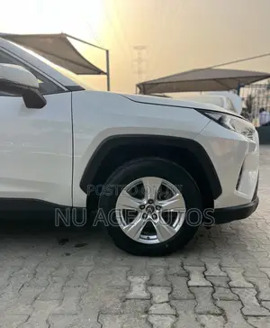 Toyota RAV4 XLE 2021 White