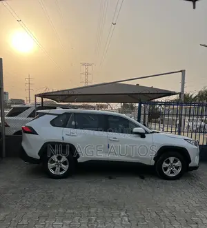 Toyota RAV4 XLE 2021 White