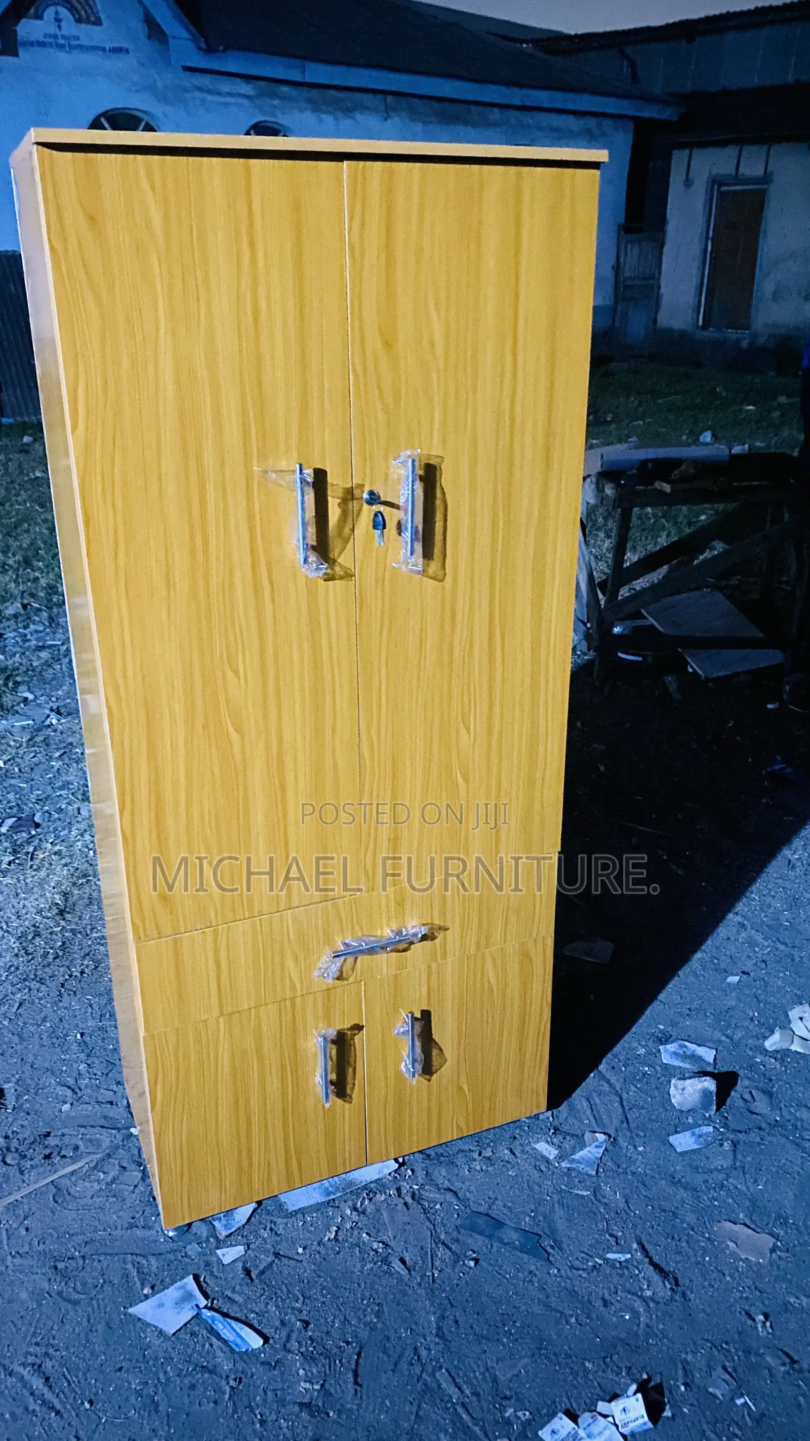 Th Irty Two (32)Inches With 4 Doors ,1drawer
