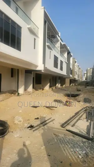 3bdrm Apartment in Lekki for sale
