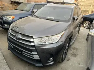 Toyota Highlander XLE 4x4 V6 (3.5L 6cyl 8A) 2017 Gray