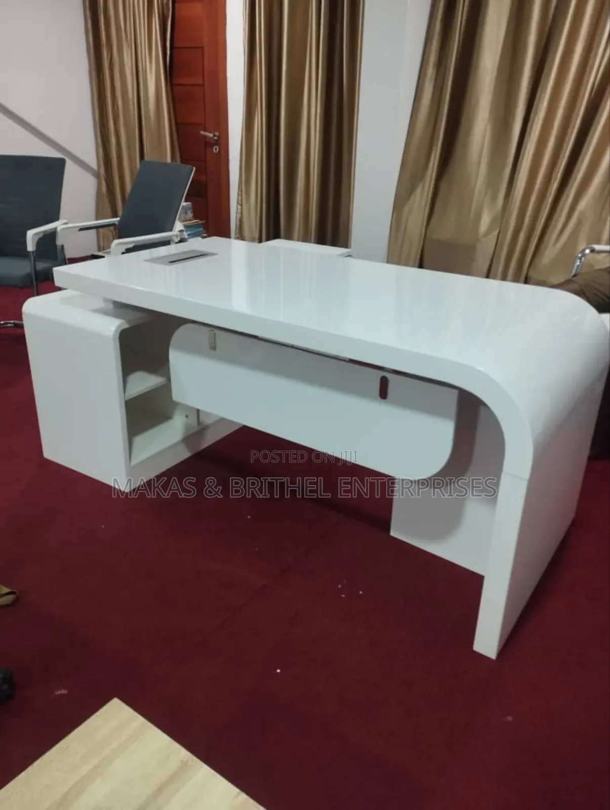 2miters High Classy Office Desk