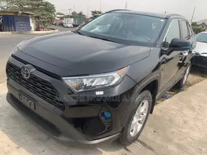 Toyota RAV4 XLE 2021 Black