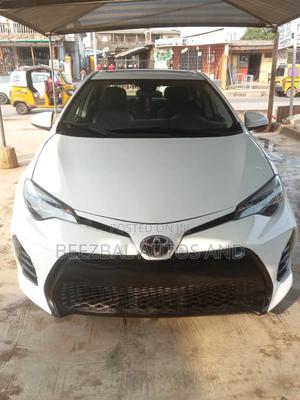 Toyota Corolla XLE (1.8L 4cyl 2A) 2018 White