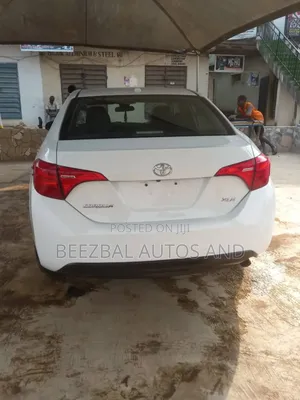 Toyota Corolla XLE (1.8L 4cyl 2A) 2018 White