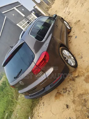 Volkswagen Tiguan SE with Sunroof & Nav 2013 Gold