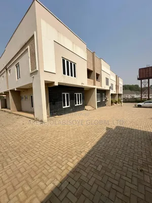 4bdrm Townhouse/Terrace in Close To Beger Yard, Life Camp for sale