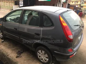 Photo - Nissan Almera Tino 2002 Black