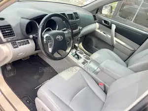 Toyota Highlander SE 2011 Gray