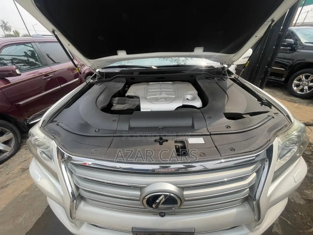 Lexus LX 570 AWD 2013 White